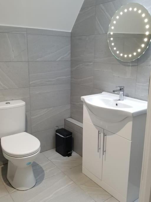 Rosey Lodge -1Bedroom Cousy Flat - Parking, Netflix, Wifi - Close To Blenheim Palace & Oxford - F5 キッドリントン エクステリア 写真