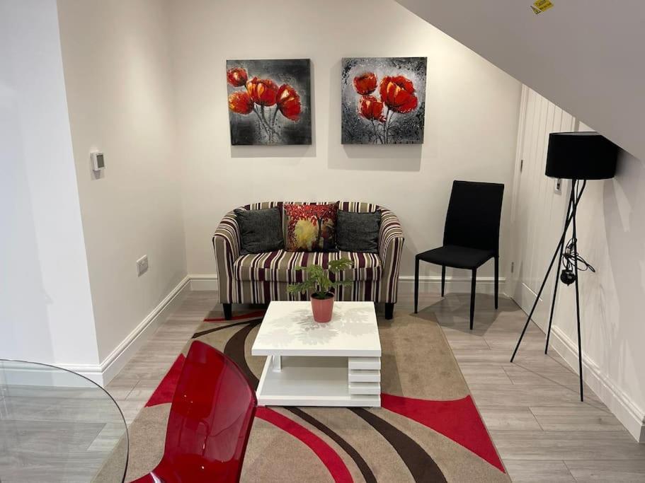Rosey Lodge -1Bedroom Cousy Flat - Parking, Netflix, Wifi - Close To Blenheim Palace & Oxford - F5 キッドリントン エクステリア 写真